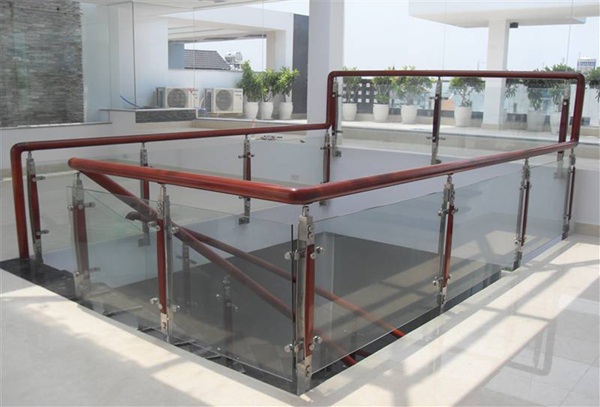 Thiết kế lan can kính cần đảm bảo tiêu chuẩn an toàn
