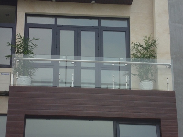 Lan can kính cường lực tạo điểm nhấn cho mặt tiền căn nhà