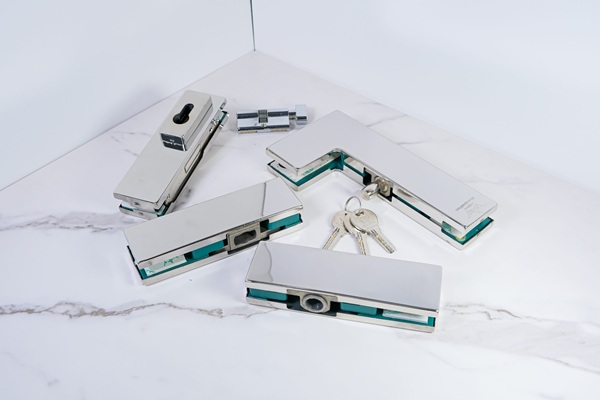 Kẹp kính chữ L giúp liên kết các tấm kính lại với nhau