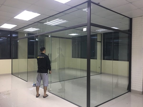 Vận chuyển kính cường lực đến công trình