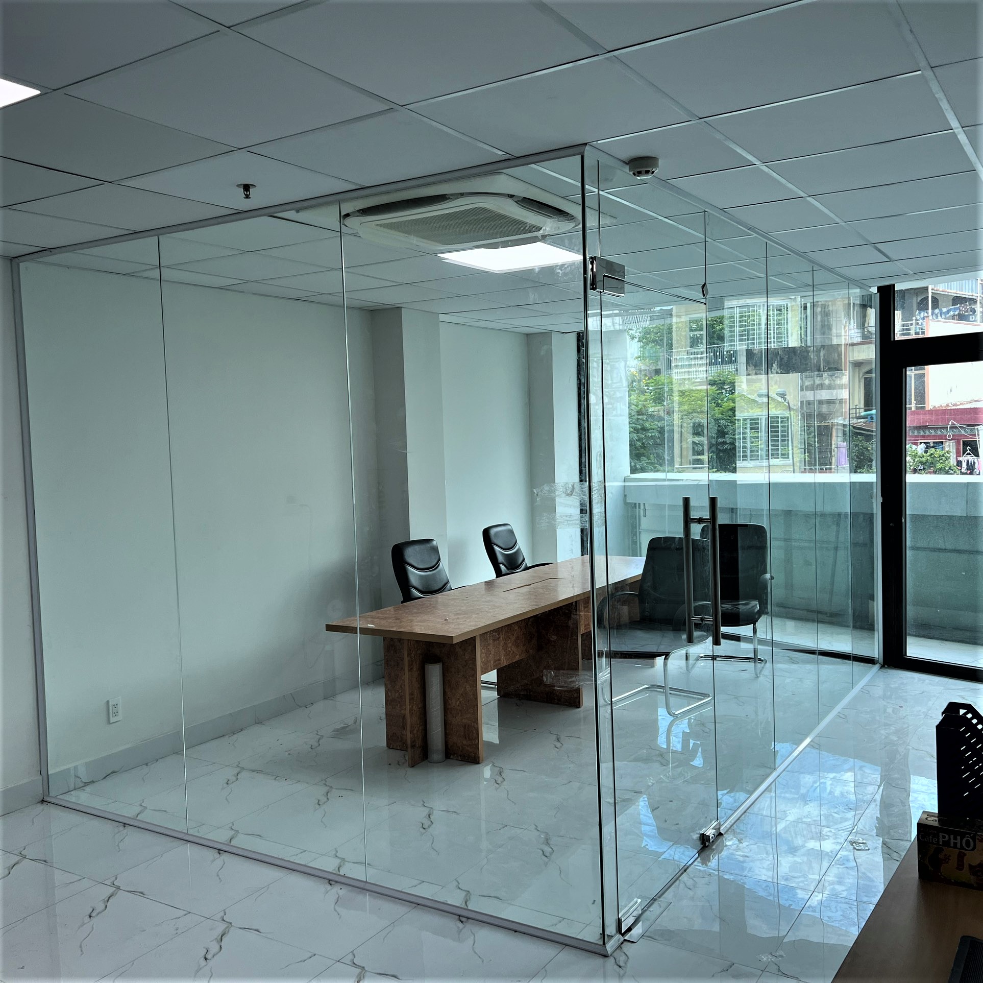 Mẫu vách kính văn phòng lấy sáng tối đa