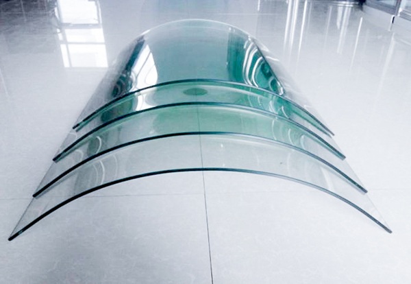 Kính uốn cong có khả năng chịu lực va đập mạnh, cao gấp 4 – 5 lần kính thông thường