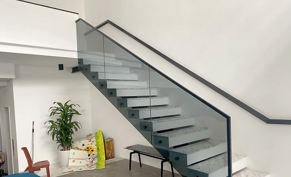 Cầu thang kính tay vịn inox mang lại vẻ đẹp tinh tế, hiện đại