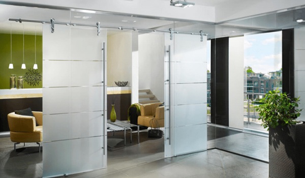 Làm cửa kính cường lực cho chung cư