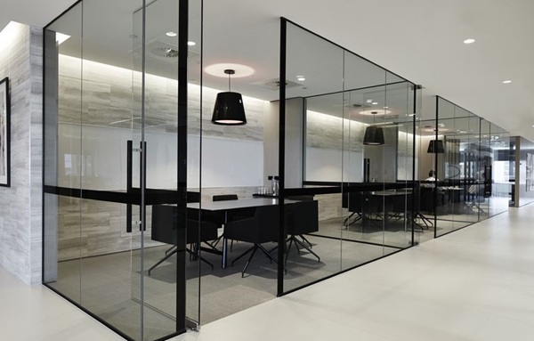 Vách kính cường lực ngăn phòng – Giải pháp không gian hiện đại, giá rẻ vach-kinh-cuong-luc-van-phong