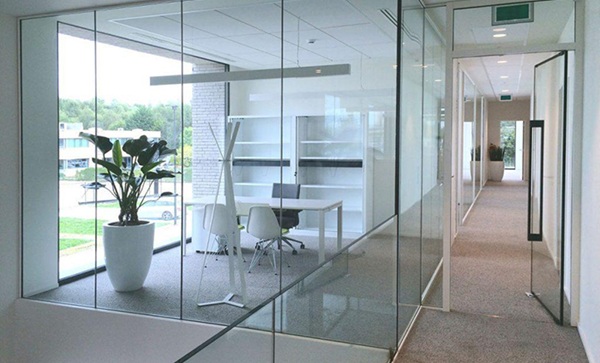 Vách kính cường lực sử dụng phổ biến cho văn phòng