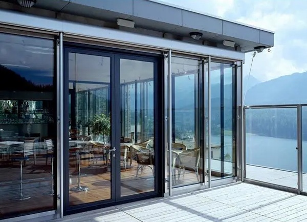 Mẫu cửa nhôm Xingfa kính cường lực phòng khách đẹp, hiện đại