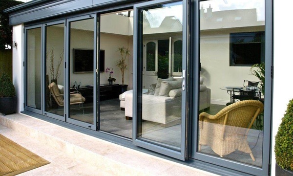 Định kỳ vệ sinh ray trượt, bôi trơn bánh xe, ổ khóa cửa bằng cách dung dịch chuyên dụng