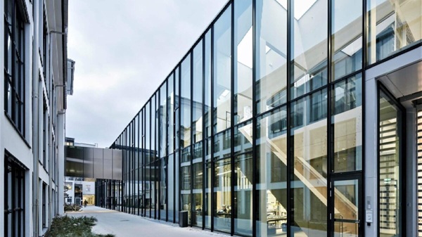 Vách kính mặt tiền sang trọng