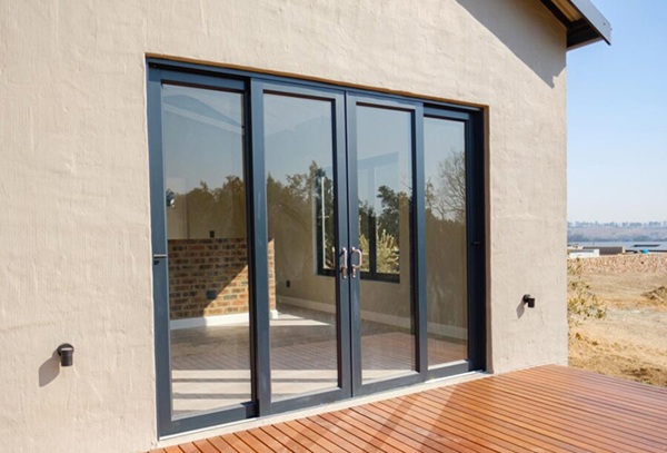 Mẫu cửa nhôm kính lùa 4 cánh tận dụng ánh sáng cho nhà phố