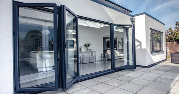 Mẫu cửa nhôm kính màu xanh đen phù hợp với phong cách hiện đại