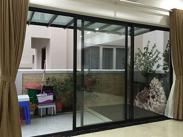 Mẫu cửa nhôm kính màu trắng giúp không gian trở nên sáng sủa