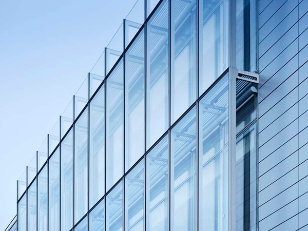 Vách kính mặt dựng tạo nên vẻ đẹp hiện đại cho công trình