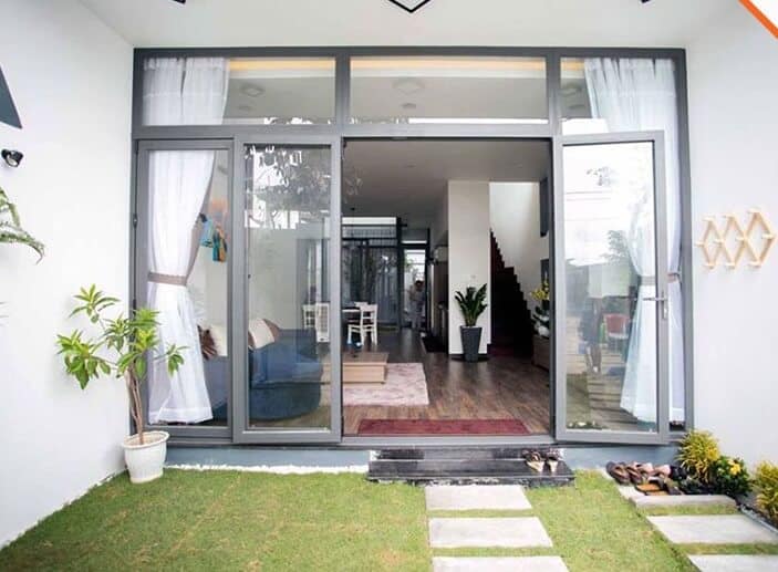 cửa nhôm phòng khách hiện đại cho nhà phố